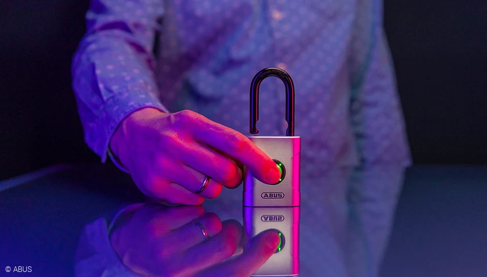 Finger on it, the lock opens © ABUS