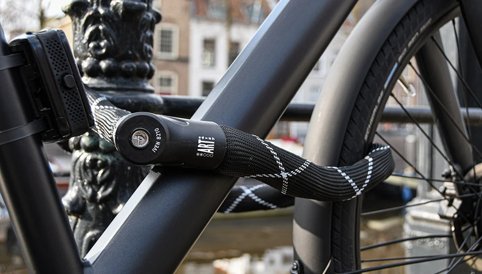 De ABUS Alarmbox en het kettingslot Iven 8210. ©ABUS