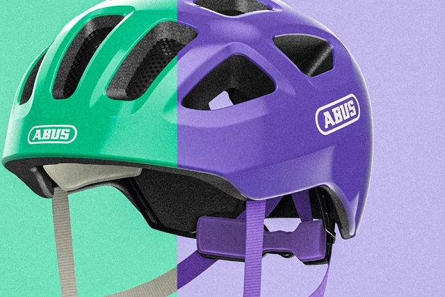 Youn-I 3.0 children’s helmet in green and purple, shown from the side © ABUS