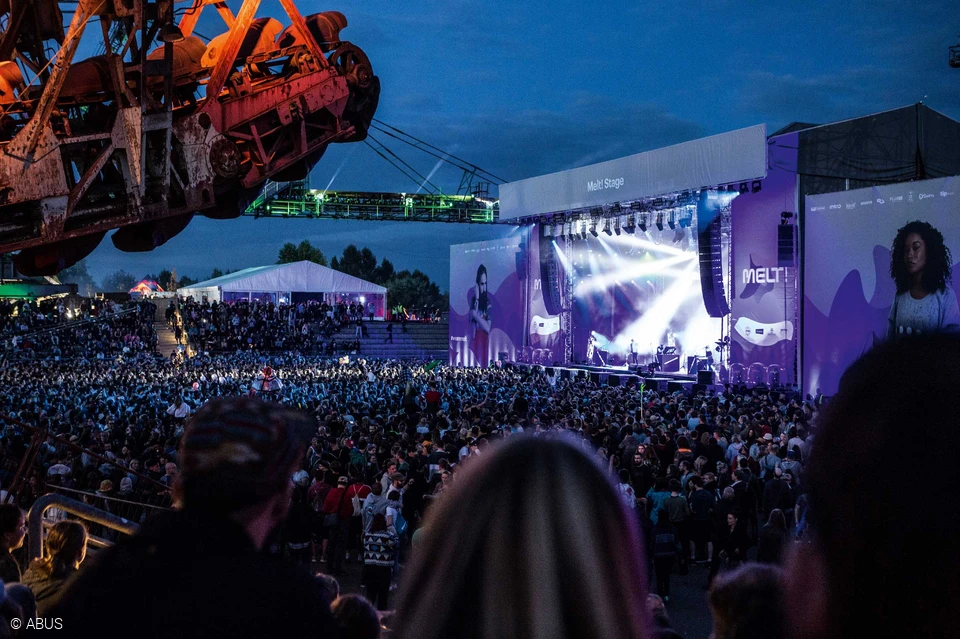 Festivals hebben beveiliging nodig - met ABUS weten muziekfans dat hun waardevolle spullen in goede handen zijn. © ABUS