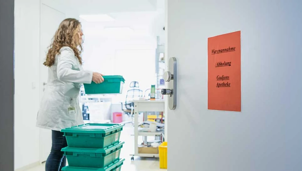 Mit CodeLoxx erhält nur Zutritt, wer berechtigt ist - beispielsweise bei der Warenannahme der Apotheke. © ABUS
