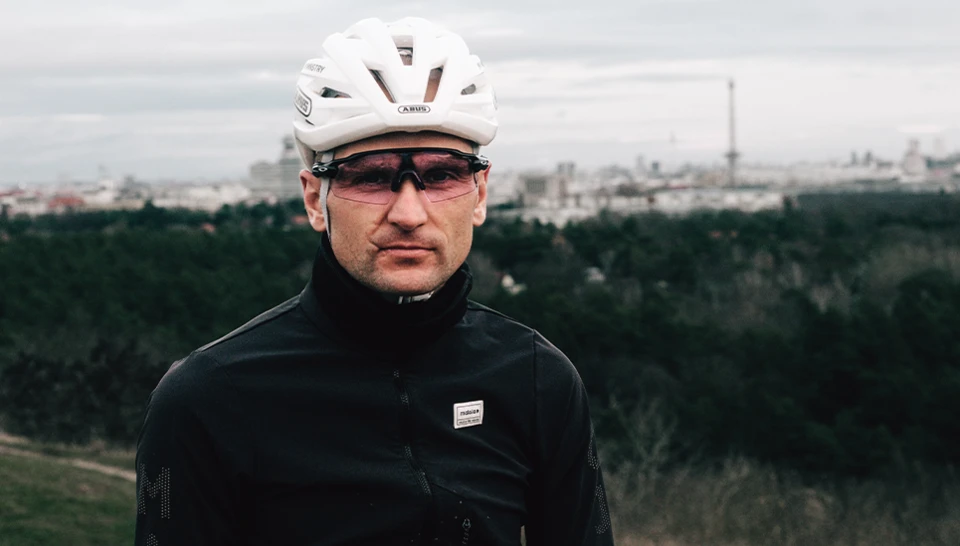 Athlet Paul Voß mit einem weißen ABUS StormChaser Ace Helm © ABUS