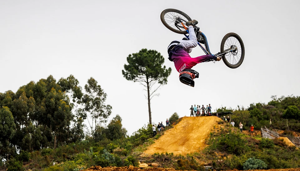 Tom Isted mit dem ABUS HiDrop beim Darkfest in Südafrika. ©Boris Beyer