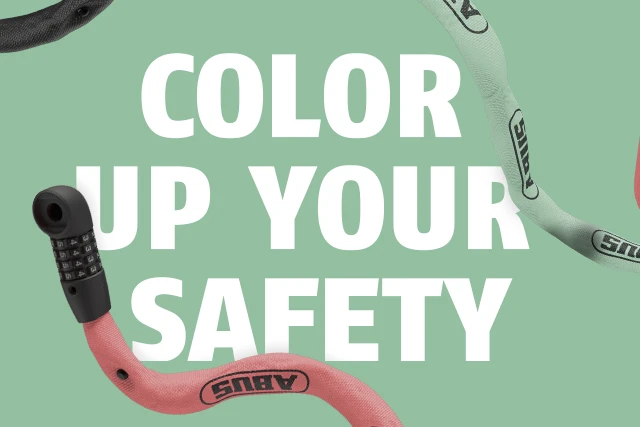 Kjettinglås 6807C i ulike farger på grønn bakgrunn med slagordet «Colour up your safety» © ABUS