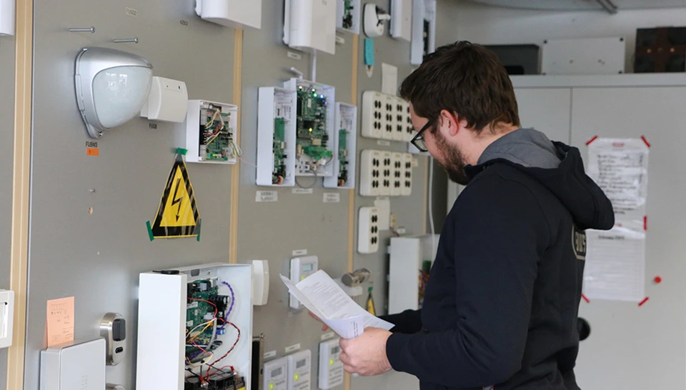 Unternehmensalltag - Alarmanlage einrichten © ABUS