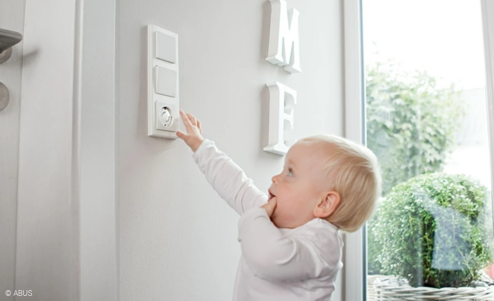Lev rolig og beskyttet – med stikkontaktsikringen GRETA © ABUS