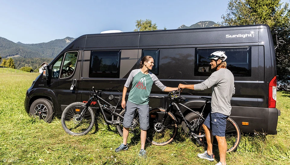 Protection, confort, sécurité : notre casque MonTrailer protège la tête, pas seulement sur les chemins tous terrains © ABUS