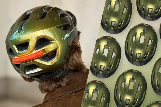 Produktfreisteller des Fahrradhelms Urban-I 4.0 ACE pepper green in Rückansicht mit rot leuchtendem Rücklicht © ABUS