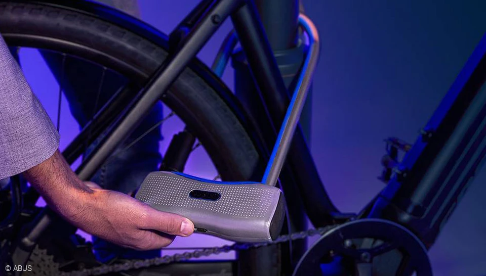 770A SmartX -  The lock lets you open easily without a key © ABUS