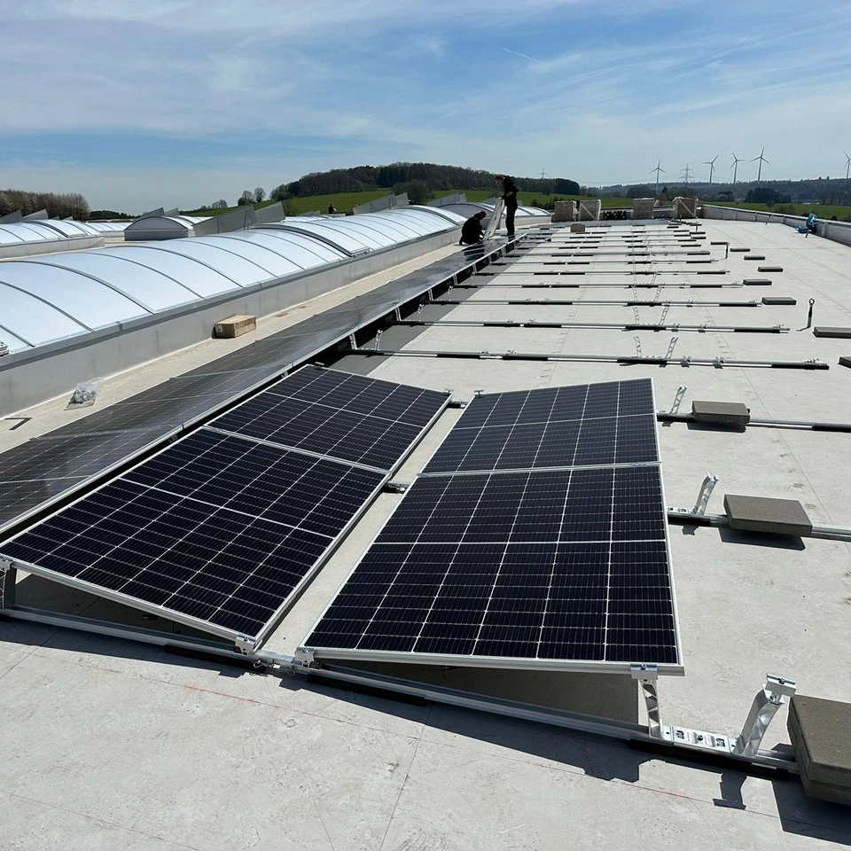 Aufbau einer Photovoltaikanlage auf einer Produktionshalle am Standort Rehe. ©ABUS