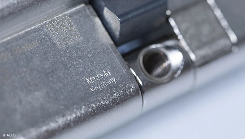 Közelkép egy „Made in Germany” feliratú Magtec hengerzárbetétről © ABUS