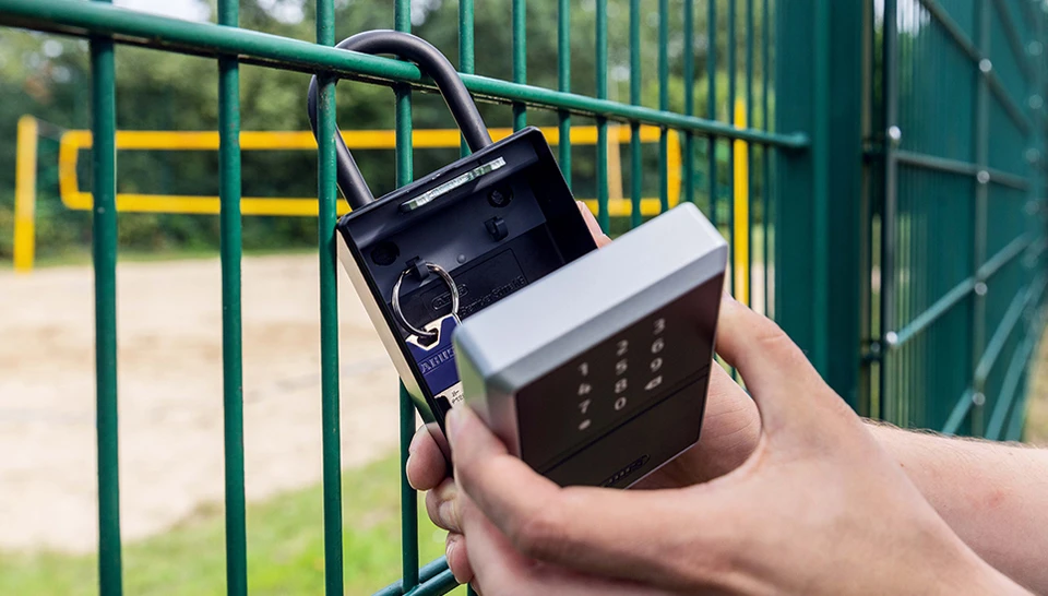 Montering på væggen eller hegnet? Smart KeyGarage™ fås med eller uden bøjle. © ABUS