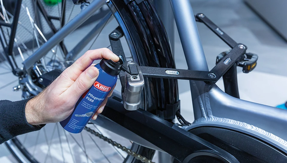 Lubricant for on the road – so that your bicycle lock will close without problems © ABUS