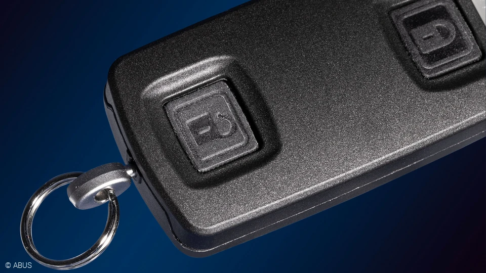 Dank dem Schlüsselring können Sie die Fernbedienung einfach unterwegs an Ihrer Tasche oder dem Autoschlüssel befestigen © ABUS