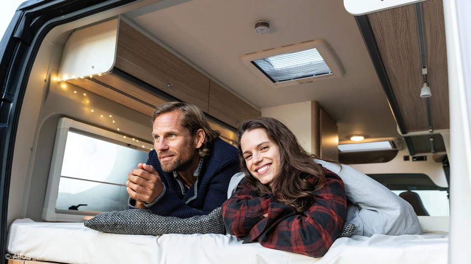 Dormir paisiblement dans un van ou un camping-car ? Mais en toute sécurité : notre mini-détecteur de fumée vous alerte précocement en cas de dégagement de fumée © ABUS