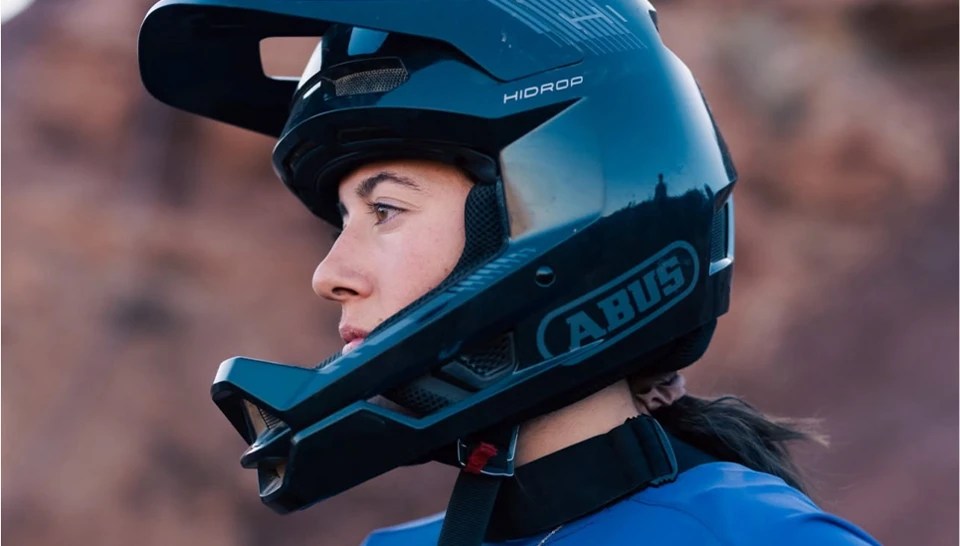 Athletin Georgia Astle mit einem schwarzen ABUS HiDrop Helm © ABUS