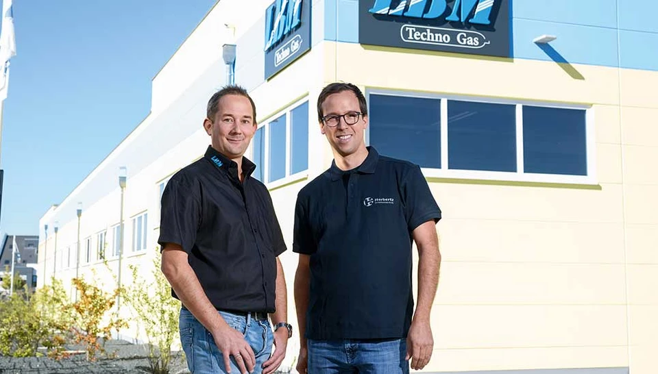 LBM authorised signatory Lars Bloecher and specialist installer Denis Herbertz © ABUS