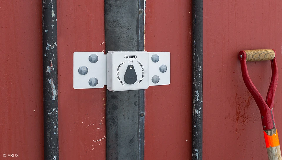 Pratica per la sicurezza di porte e cancelli scorrevoli: La cerniera DI142 si adatta perfettamente al lucchetto Diskus © ABUS