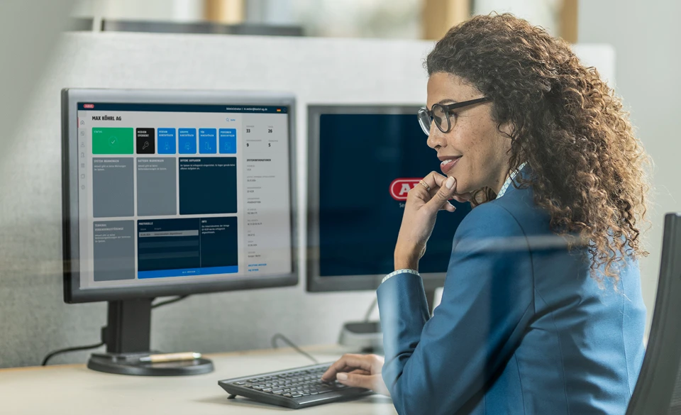 Frau an Monitor mit Schließplan