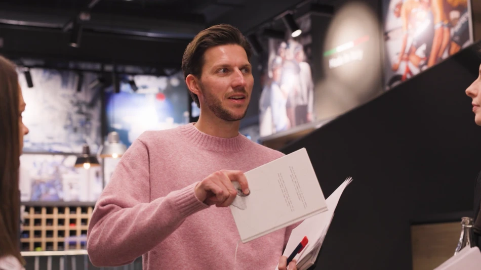 Mitarbeiter h&auml;lt Pr&auml;sentation mit Notizen in der Hand &copy; ABUS