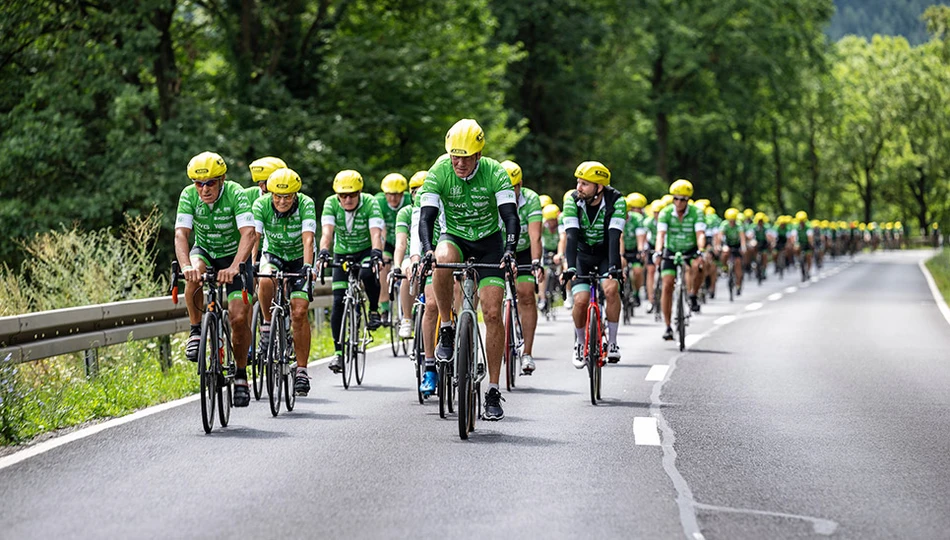 Das Fahrerfeld der Tour der Hoffnung, angef&uuml;hrt von Klaus Peter Thaler und Henry Maske &copy;Pierre Johne