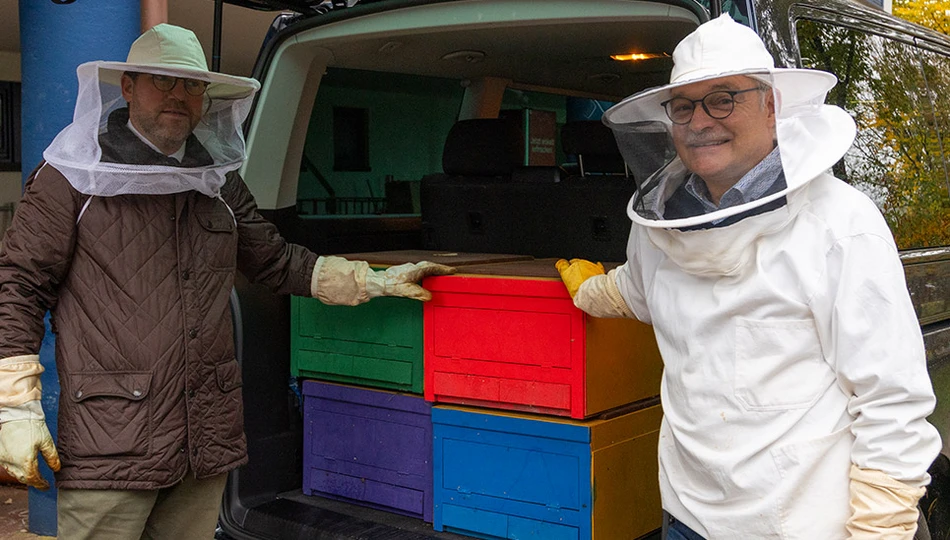 Harald Schultz (r.) und Manuel Thomas bei der Anlieferung der ersten vier Bienenv&ouml;lker. &copy;ABUS