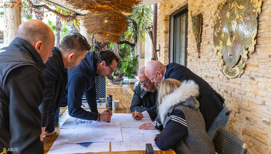 Familie Geiss bespricht mit Planern den neuen Bauplan &copy; ABUS
