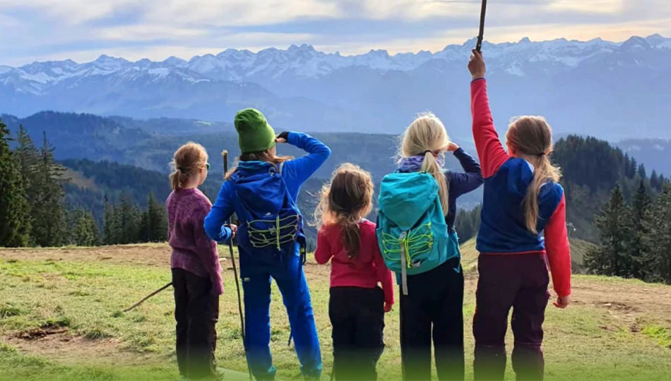 F&uuml;nf verschiedene Kinder schauen in die Landschaft