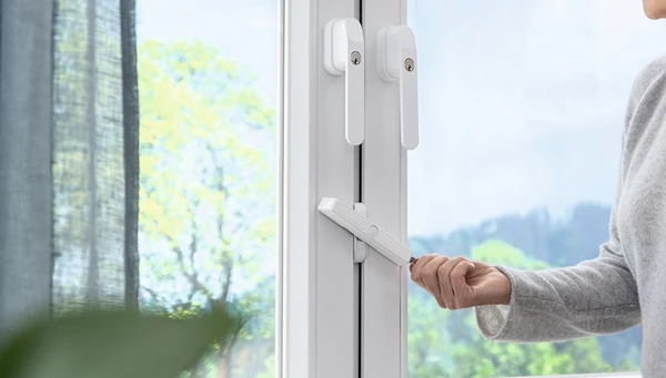 Fenster-Zusatzsicherung 2420 und abschlie&szlig;bare Fenstergriffe FG400 in wei&szlig; &copy; ABUS