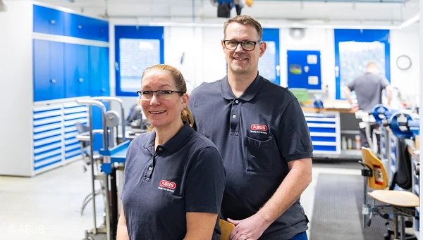 Heike Masuhr og Christian Gluschak p&aring; deres arbejdsplads p&aring; den st&oslash;rste fabrik p&aring; Hegestra&szlig;e i Wetter &copy; ABUS