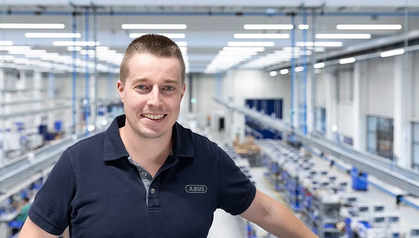 Philipp Ditthardt, odpowiedzialny za dział inżynierii przemysłowej w zakładzie produkcyjnym w Rehe &copy; ABUS