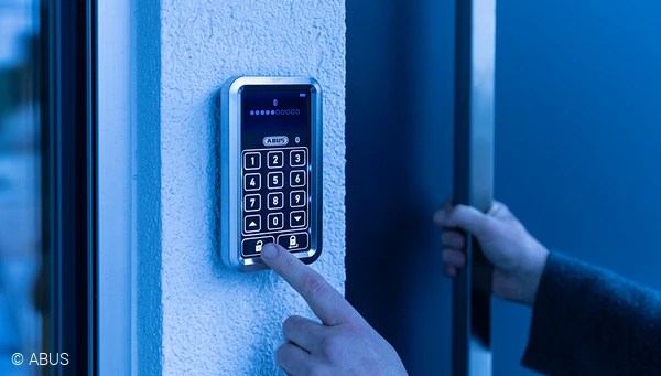 Just enter the code and the door unlocks: In and out of the house without keys with the HomeTec Pro Bluetooth&reg; keypad &copy; ABUS