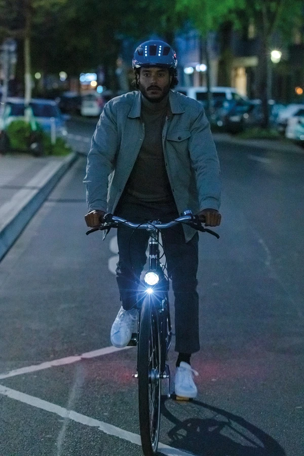 Mann auf einem Fahrrad mit Hyban 2.0 LED in Dunkelheit &copy; ABUS