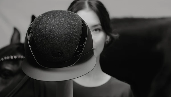 Der Reithelm AirLuxe Supreme Glam von ABUS PIKEUR. &copy;ABUS