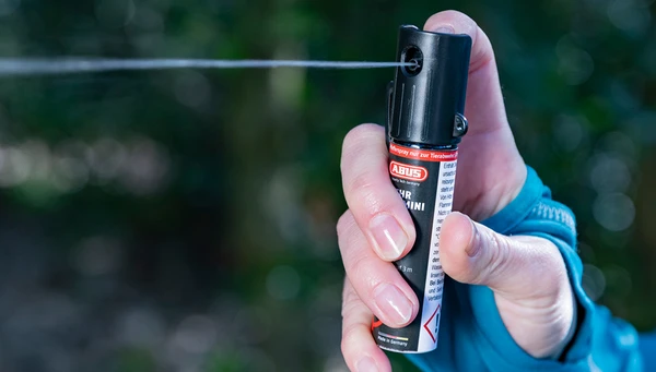 Nahaufnahme von einer Hand, die das Mini-Pfefferspray von ABUS bet&auml;tigt &copy; ABUS