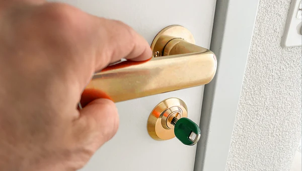 Integral Pro Rundzylinder in goldener F&auml;rbung mit gr&uuml;nem Schl&uuml;ssel in einem goldenen Beschlag &copy; ABUS