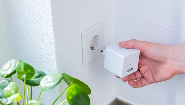 Stecken Sie die WLAN-Bridge in die Steckdose: Und schon k&ouml;nnen Sie von &uuml;berall Ihr smartes T&uuml;rschloss steuern &copy; ABUS
