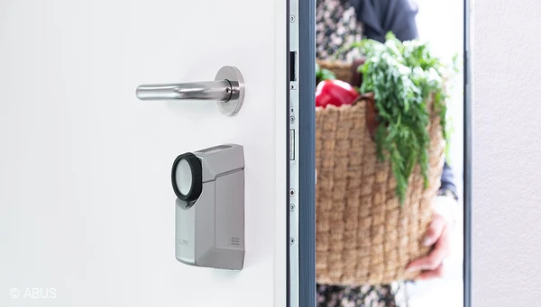 Swipen Sie in der App auf "Entriegeln", schlie&szlig;t sich Ihre Haust&uuml;r auf und springt auch einen Spalt weit auf. &copy; ABUS