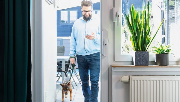 Accionamiento inteligente para ventanas WINTECTO One en blanco - pr&aacute;ctico para todos los due&ntilde;os de perros &copy; ABUS