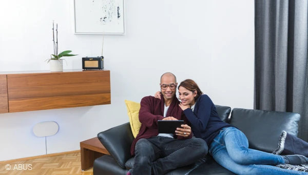 Egy&eacute;nre szabott biztons&aacute;g az eg&eacute;sz csal&aacute;d sz&aacute;m&aacute;ra - a Smartvest riaszt&oacute;rendszerrel &copy; ABUS