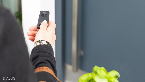 Türen per App, Bluetooth®-Tastatur oder Bluetooth®-Fernbedienung öffnen © ABUS Türen per App, Bluetooth®-Tastatur oder Bluetooth®-Fernbedienung öffnen © ABUS