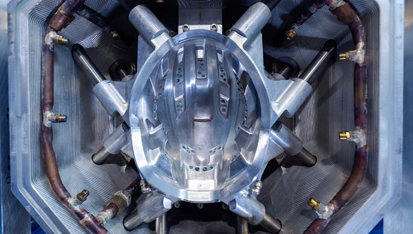 Fahrradhelm Fertigung; Fahrradhelm Rohling &copy; ABUS