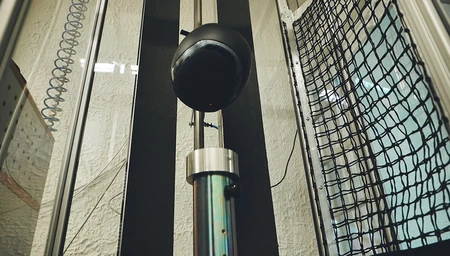 Im ABUS Testlabor wird der Sturz aus der genormten Pr&uuml;fh&ouml;he simuliert. &copy;ABUS