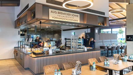 Einblick in die ABUS Bistro Lounge am Er&ouml;ffnungstag im Juni 2024. &copy;ABUS