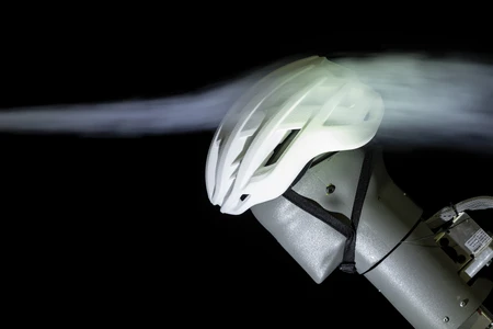 Windkanaltest des AirBreaker 2.0, visualisierter Luftstrom zur Demonstration der Aerodynamik &copy; ABUS