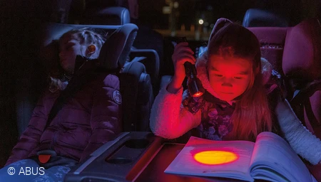 Frieden auf dem Rücksitz – dank der Rotlicht-Funktion der SecLight Taschenlampe © ABUS Frieden auf dem Rücksitz – dank der Rotlicht-Funktion der SecLight Taschenlampe © ABUS
