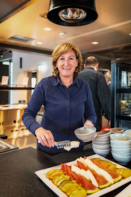 ABUS Mitarbeiterin Margarethe Zgorzelski bei der Ausgabe von frischem Obst. &copy;ABUS