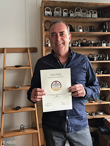 Michael Br&auml;uer, Leiter &Ouml;ffentlichkeitsarbeit bei der ABUS KG, freut sich &uuml;ber die Auszeichnung und &bdquo;&hellip;ist sehr dankbar, dass wir in einer Umfrage unter Verbrauchern erneut den Spitzenplatz belegen k&ouml;nnen. In den vergangenen Monaten ist die Wohnung oder das Haus mehr denn je zum zentralen Lebensmittelpunkt f&uuml;r die Menschen geworden. Wir sorgen mit unseren Produkten und Services daf&uuml;r, dass man Zuhause auch das gute Gef&uuml;hl der Sicherheit hat.&ldquo;