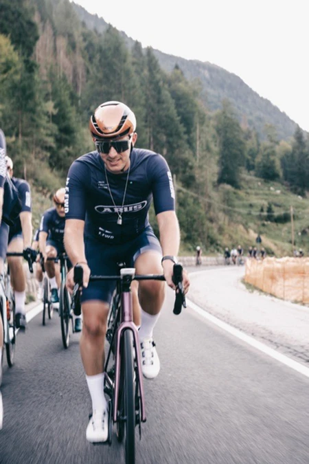 Produktmanager Jonathan Pade vom ABUS Factory Racing Team testet den GameChanger 2.0 in den Dolomiten &copy;Pia-Sophie Nowak