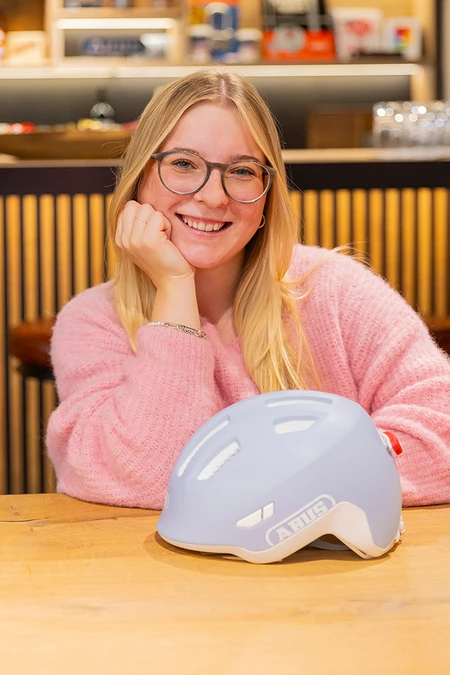 Produktmanagerin Katharina Lingnau mit dem Smiley 3.0 ACE LED in der Pure Edition. &copy;ABUS